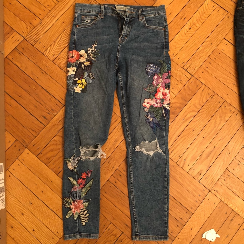 Topshop Jamie jeans with flower embroidering.